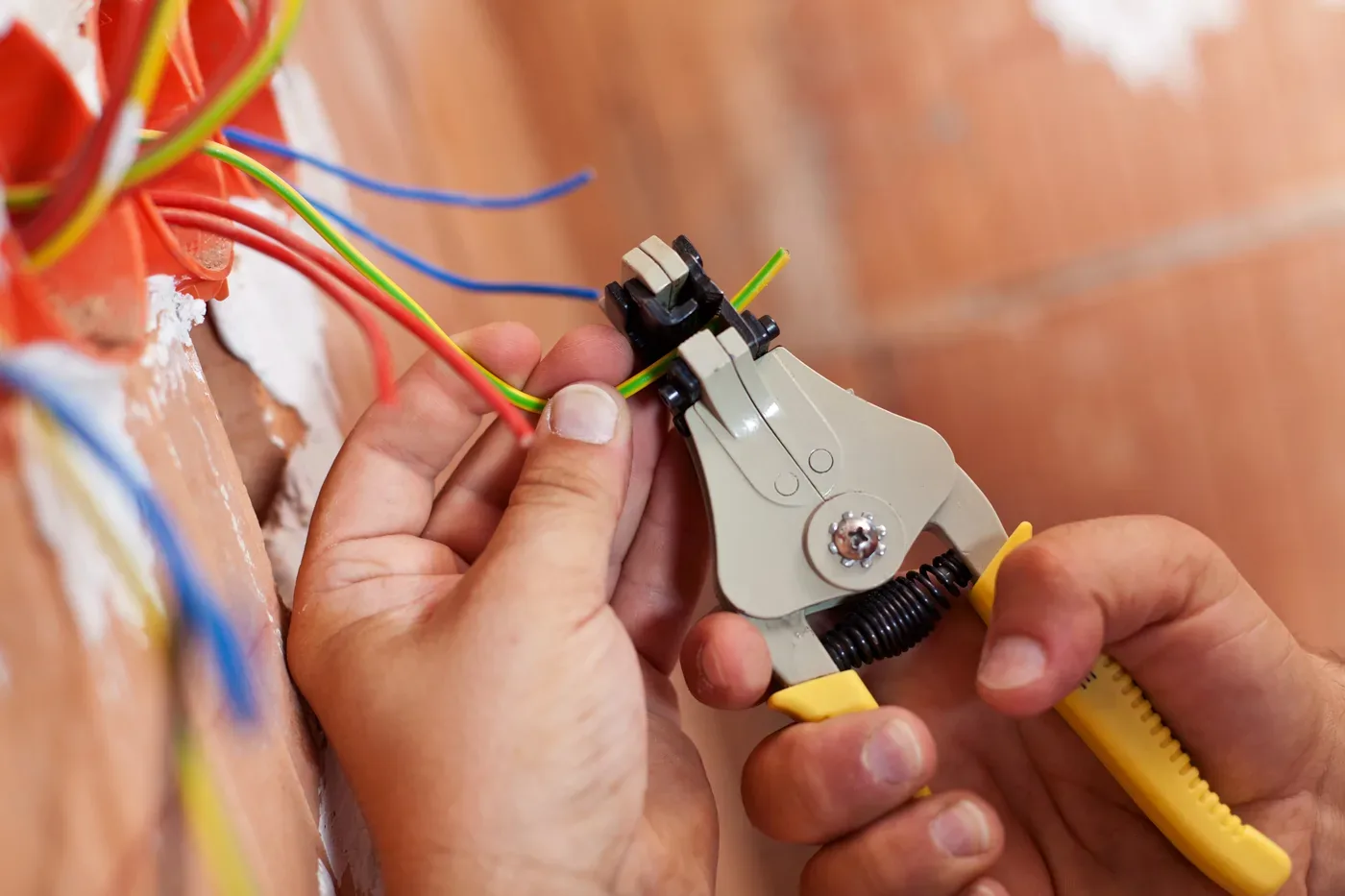 Vérification d'un circuit lors d'un dépannage électrique à Noisy-le-Grand